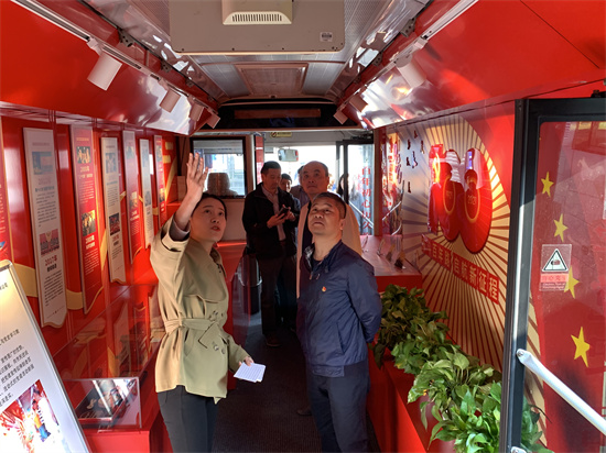 6b28bccbd621cd62c0dbb328505b3925.jpg 參觀公交移動黨史館.jpg